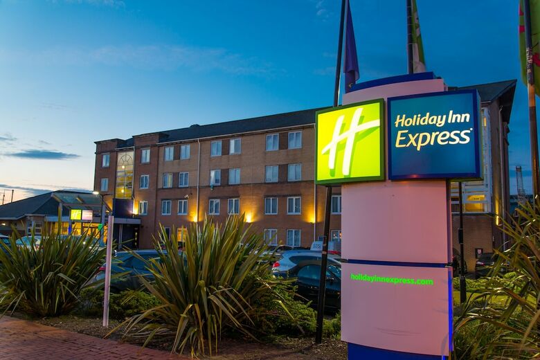 Hotel Express By Holiday Inn Cardiff Bay