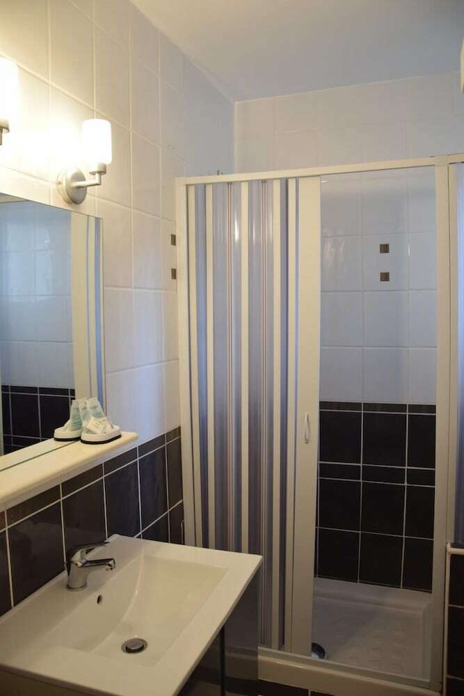 Hotel H�tel Le Grillon