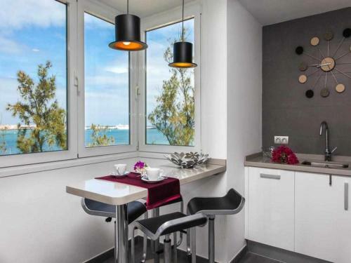 Coral Bay Beachfront Apartment By Vacanzy Collection