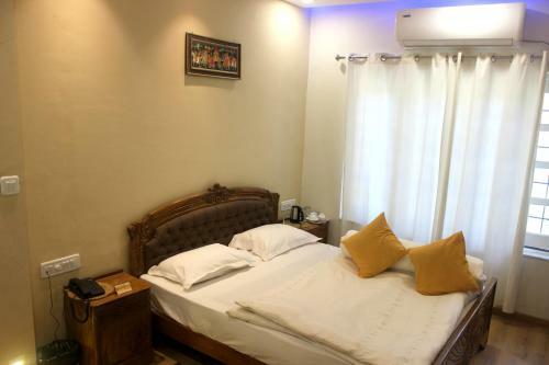 Hotel Toppers Corner