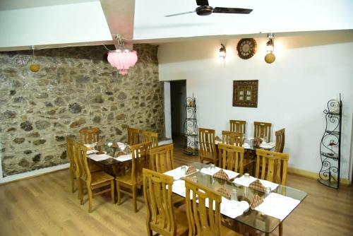 Hotel Toppers Corner