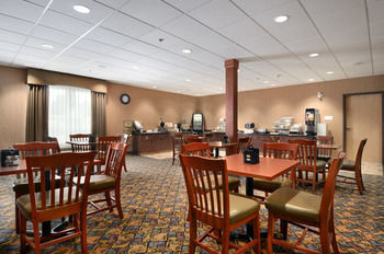 Holiday Inn Express Hotel & Suites Strathmore