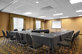 Holiday Inn Express Hotel & Suites Strathmore