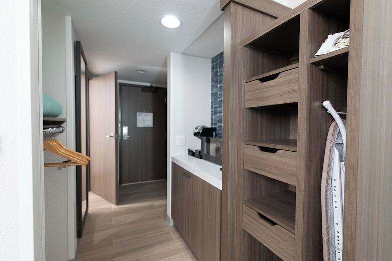 Doubletree By Hilton Hotel Des Moines Airport