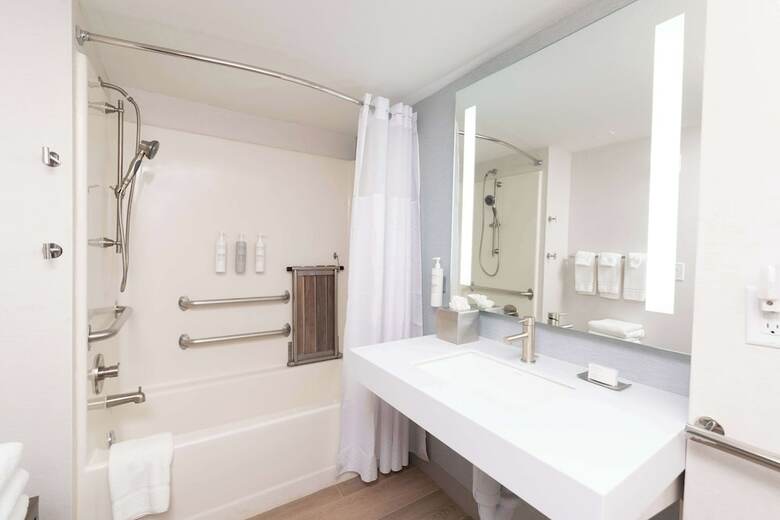 Doubletree By Hilton Hotel Des Moines Airport