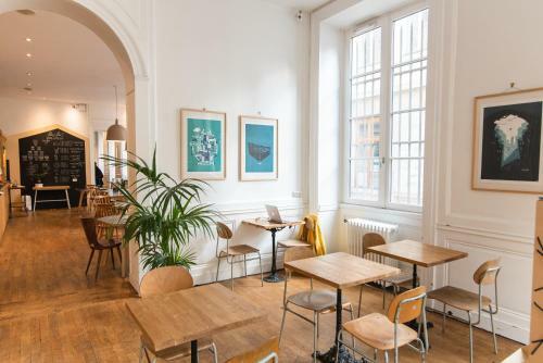 Away Hostel & Coffee Shop