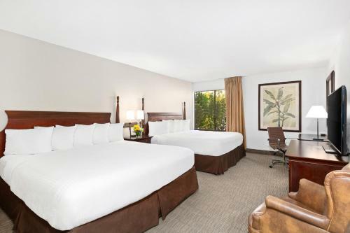 Anaheim Plaza Hotel And Suites