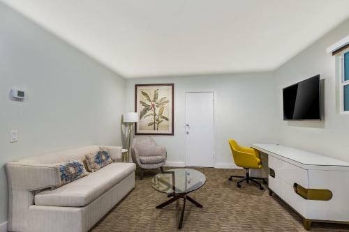 Anaheim Plaza Hotel And Suites