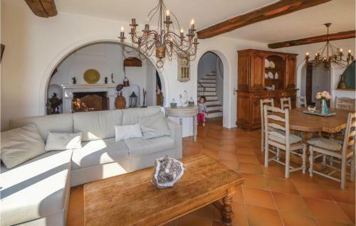 Three-bedroom Holiday Home In Speracedes