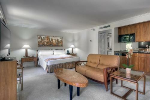 Dinah's Garden Hotel & Trader Vic's