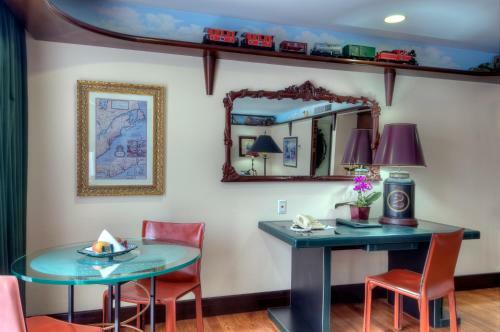 Dinah's Garden Hotel & Trader Vic's