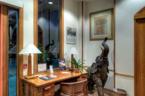Dinah's Garden Hotel & Trader Vic's