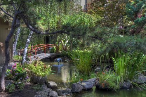 Dinah's Garden Hotel & Trader Vic's