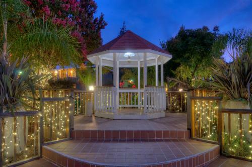 Dinah's Garden Hotel & Trader Vic's
