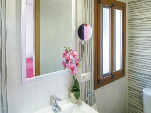 Six-bedroom Holiday Home In Sayalonga