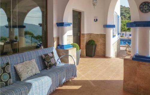 Six-bedroom Holiday Home In Sayalonga