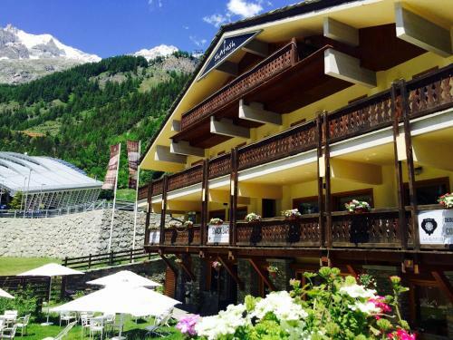 Shatush Hotel