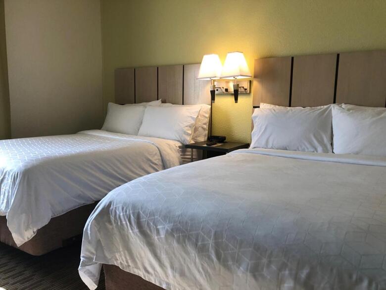 Hotel *candlewood Suites*