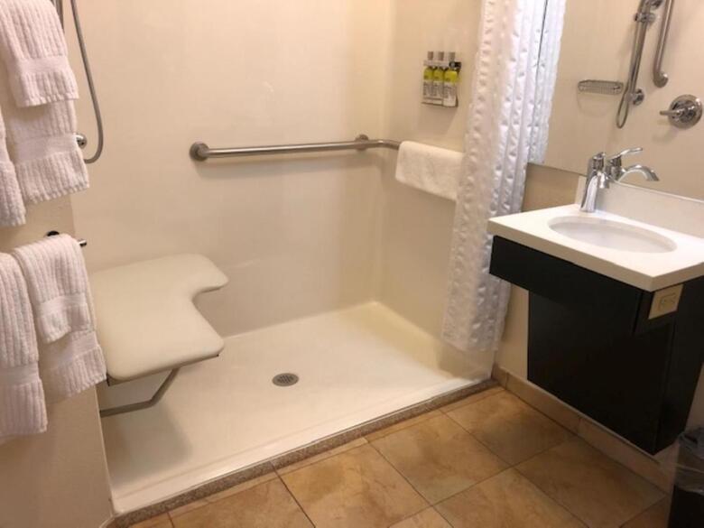 Hotel *candlewood Suites*