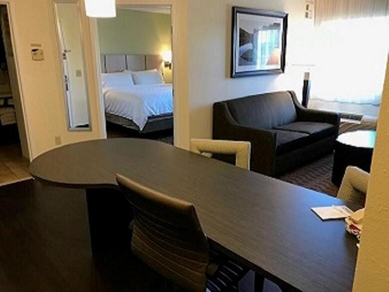 Hotel *candlewood Suites*