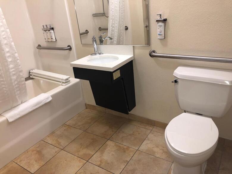 Hotel *candlewood Suites*