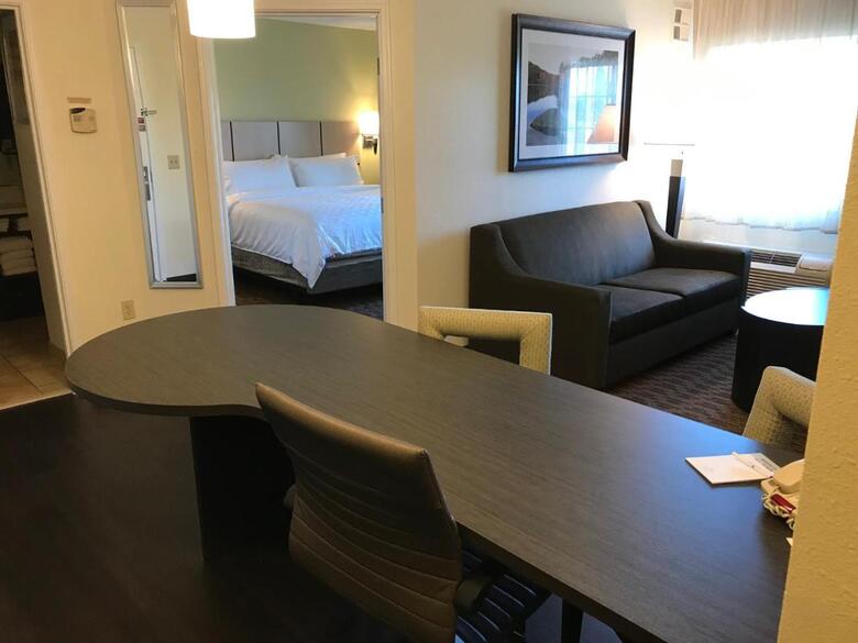Hotel *candlewood Suites*