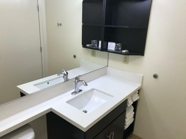 Hotel *candlewood Suites*