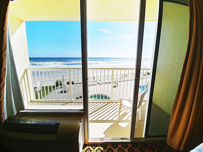 *emerald Shores Hotel*