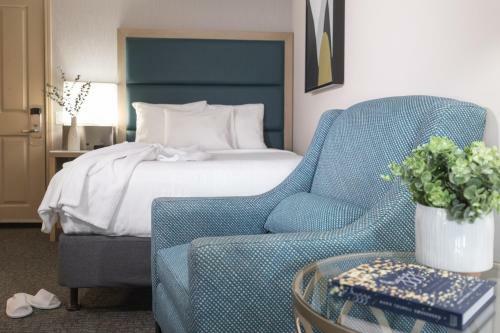 Hotel The Crystal Lodge And Suites