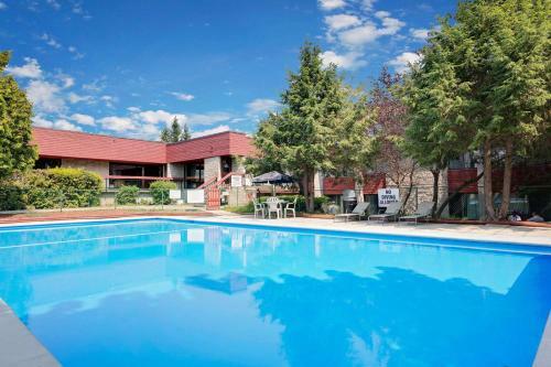 Hotel Ramada Pinewood Park Resort North Bay