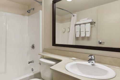 Hotel Travelodge Suites By Wyndham Moncton