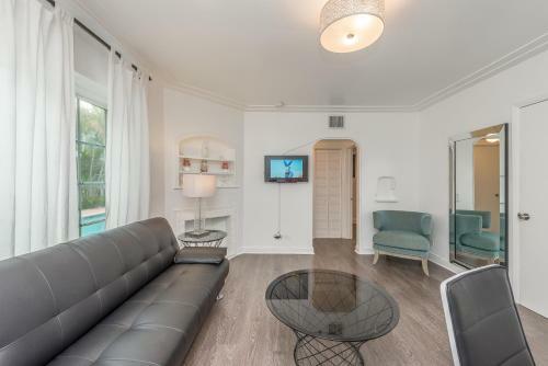 Courtyard Two-bedroom Apartments By Royal Stays