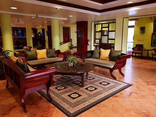 Radisson Fort George Hotel & Marina