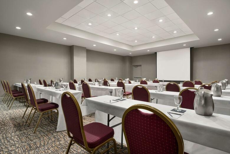 Hotel Embassy Suites Cleveland - Rockside