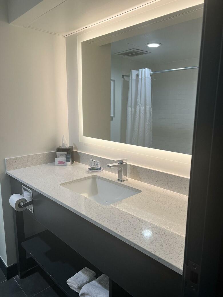Hotel Comfort Suites Airport