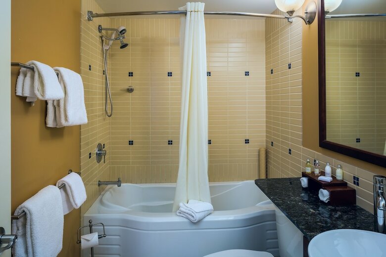 Hotel Summerland Waterfront Resort