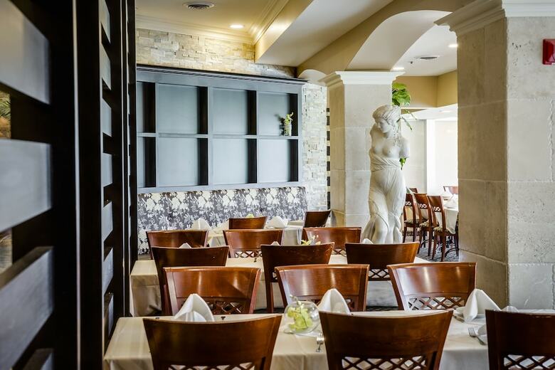 Hotel Monte Carlo Inn Vaughan Suites