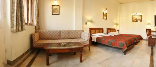 Hotel Arya Niwas