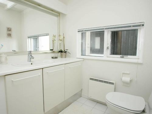 Two-bedroom Holiday Home In Blokhus 3