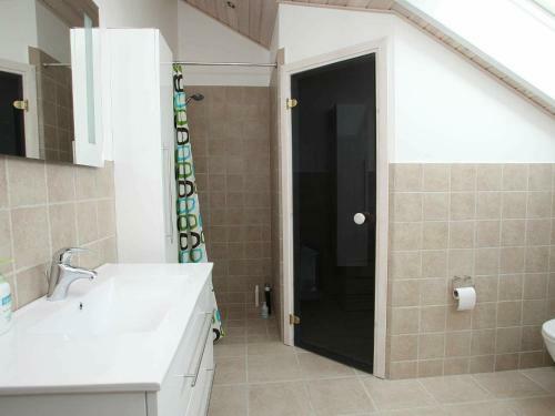 Three-bedroom Holiday Home In L�kken 40