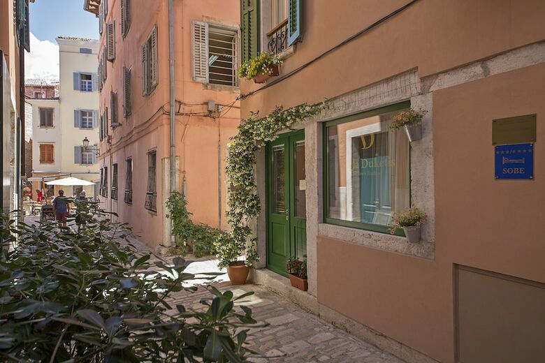 Hostal Rooms Villa Duketis