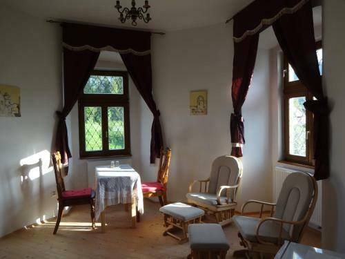 Hotel Ka?tie? Biela D�ma A ?ierny Rytier