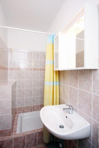 Apartments With A Parking Space Banjol (rab) - 5041