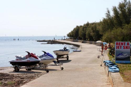 Family Friendly Seaside Apartments Novigrad - 7118
