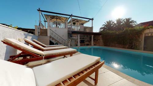 Radovani Luxury Apartment With Private Pool