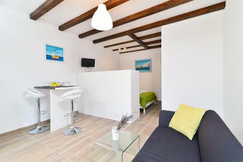 Hostal Apartments And Rooms Kampanel