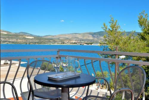 Apartment Arbanija 8651b