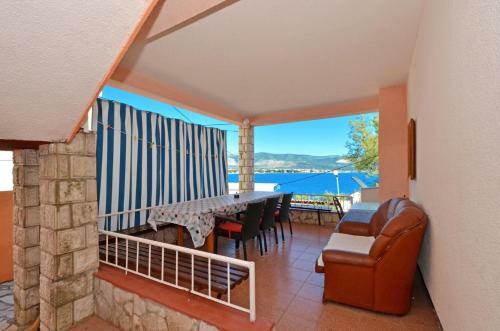 Apartment Arbanija 8651b