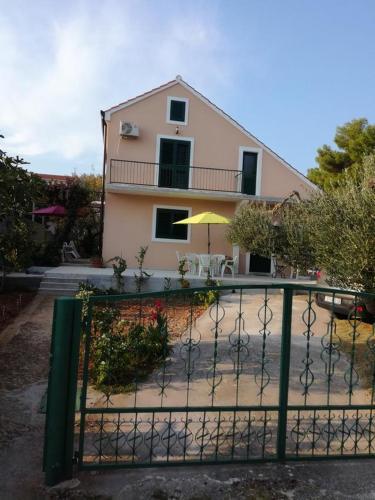 Apartments By The Sea Mirca (brac) - 2854