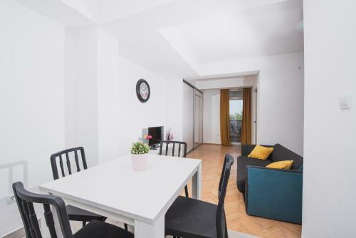 Apartments By The Sea Semy